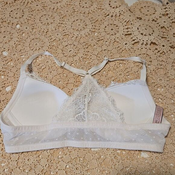 White Underwire Bra with Lace Texture and Adjustable Straps - Picture 3 of 7